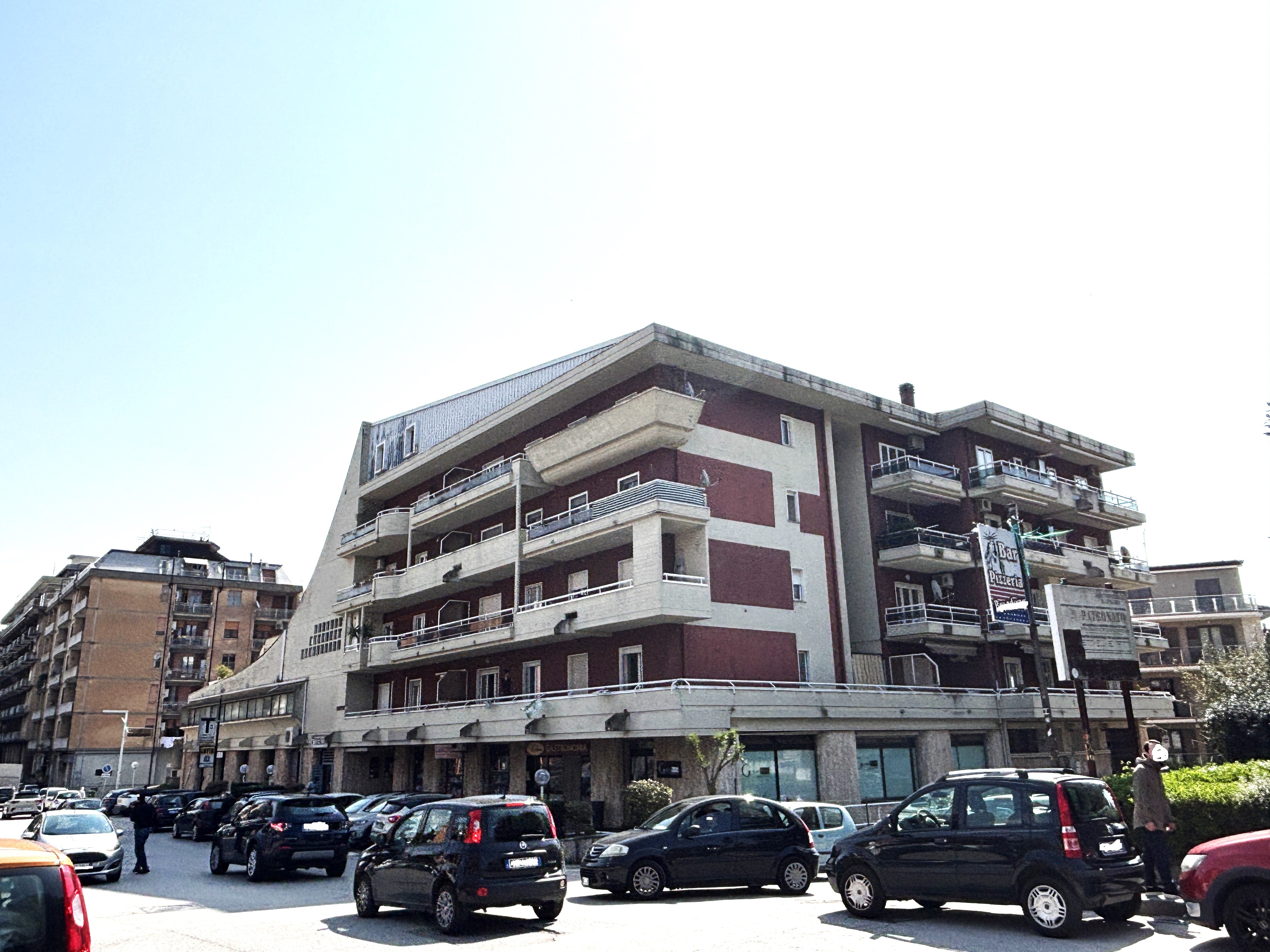 LUMINOSO APPARTAMENTO CON BOX-AUTO IN VIA S. PESCATORI -CONTRADA BACCANICO-